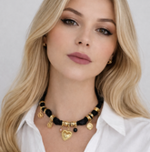 Collar Corbatin Satin Negra con Dijes y Piedras - Bambú Rosa Joyas y Accesorios