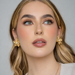 Aretes Topo Flor perla 5 petalos Dorado - Bambú Rosa Joyas y Accesorios