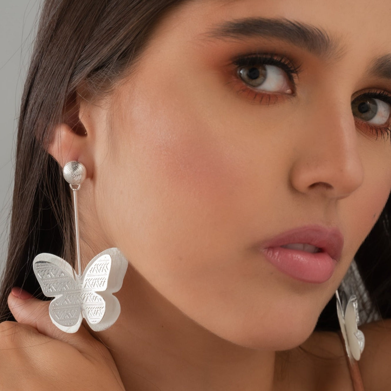 Aretes Plateados Mariposa Monarca - Bambú Rosa Joyas y Accesorios