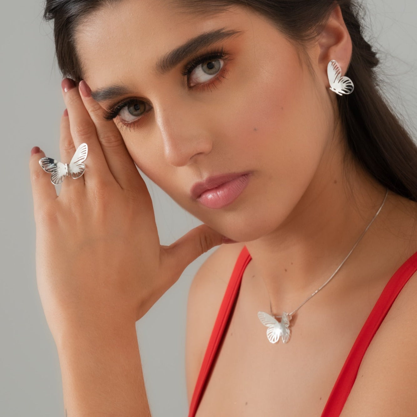 Set Plateado Aretes y Collar Mariposas Ligera - Bambú Rosa Joyas y Accesorios