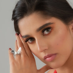 Anillo Plateado Mariposa Ligera - Bambú Rosa Joyas y Accesorios
