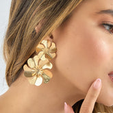 Aretes Doble Flor Pistilos Dorada - Bambú Rosa Joyas y Accesorios