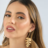 Aretes Hoja Palmera Perla Dorados - Bambú Rosa Joyas y Accesorios