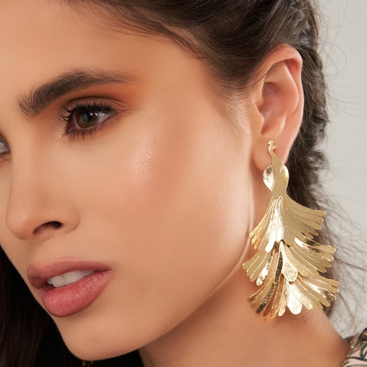 Aretes Pavo Real Dorado - Bambú Rosa Joyas y Accesorios