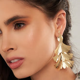 Aretes Pavo Real Dorado - Bambú Rosa Joyas y Accesorios