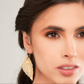 Aretes Hoja Gancho Textura Dorado - Bambú Rosa Joyas y Accesorios