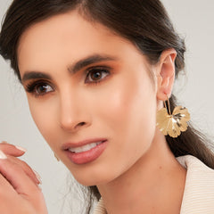 Aretes Gancho Hoja Beso Dorado - Bambú Rosa Joyas y Accesorios