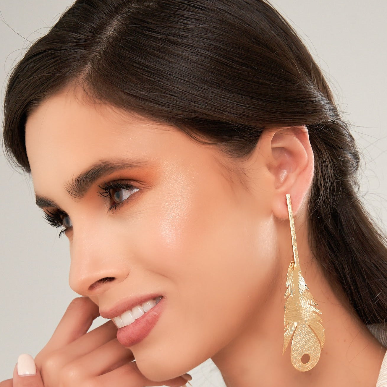 Aretes Pluma Real Dorada - Bambú Rosa Joyas y Accesorios