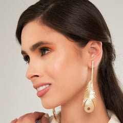 Aretes Pluma Real Dorada - Bambú Rosa Joyas y Accesorios