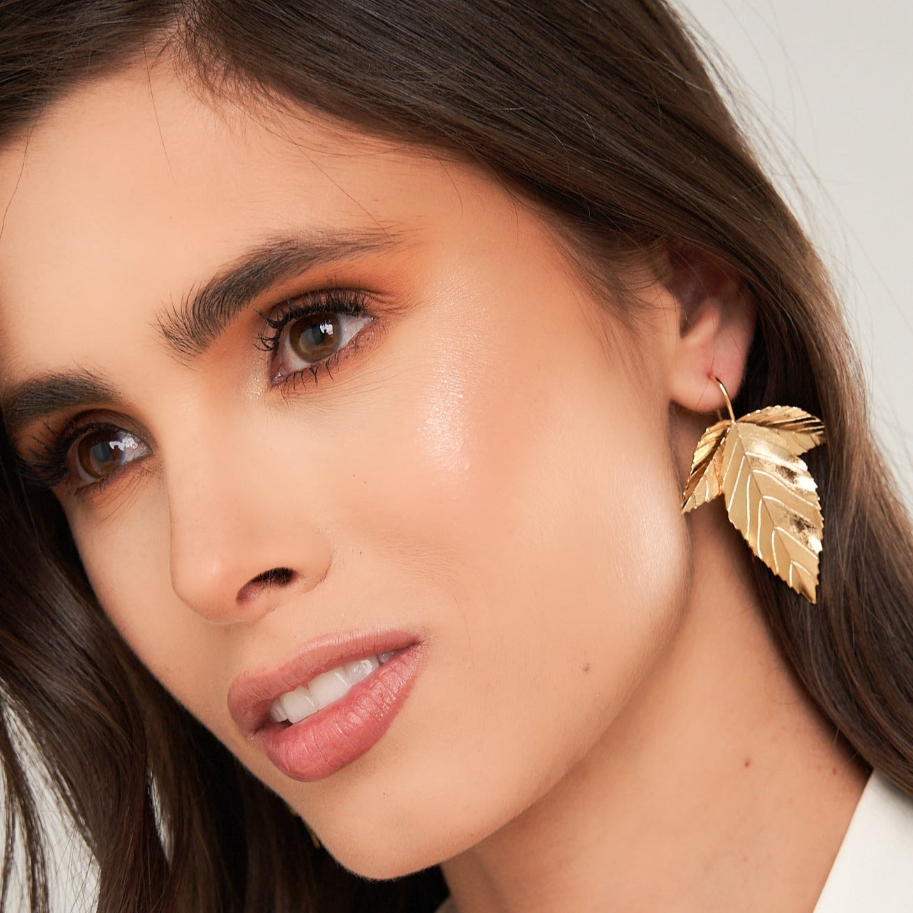 Aretes Gancho Hojas Doradas - Bambú Rosa Joyas y Accesorios