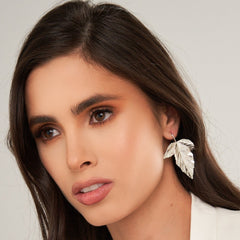 Aretes Gancho Hojas Plateadas - Bambú Rosa Joyas y Accesorios