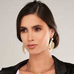 Aretes Gancho Hoja Perla Dorada - Bambú Rosa Joyas y Accesorios