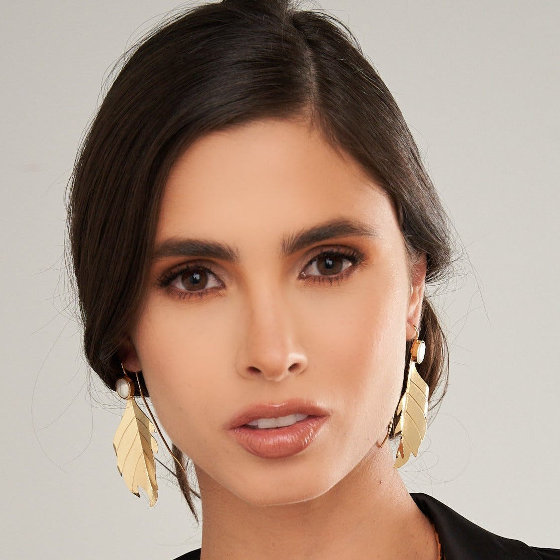 Aretes Gancho Hoja Perla Dorada - Bambú Rosa Joyas y Accesorios