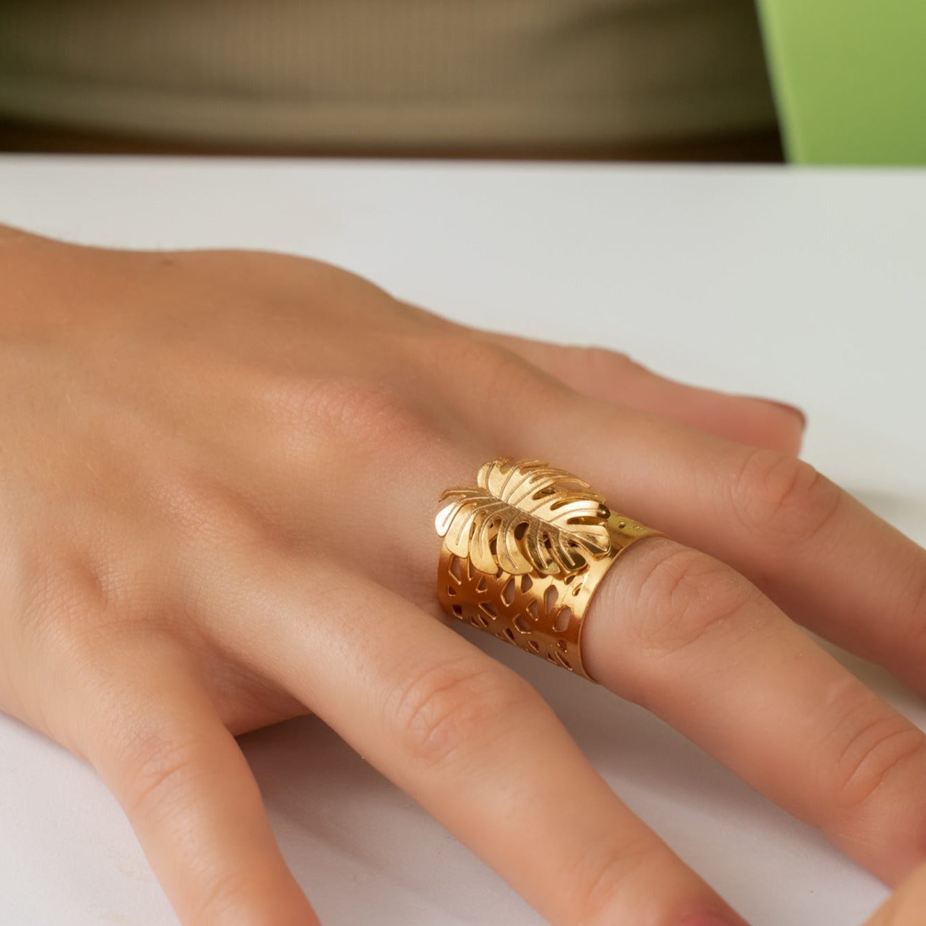 Anillo Dorado Hoja Malanga - Bambú Rosa Joyas y Accesorios