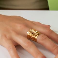Anillo Dorado Hoja Malanga - Bambú Rosa Joyas y Accesorios