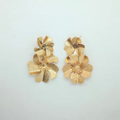Aretes Doble Flor Pistilos Dorada - Bambú Rosa Joyas y Accesorios