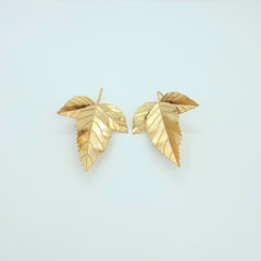 Aretes Gancho Hojas Doradas - Bambú Rosa Joyas y Accesorios