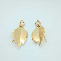 Aretes Gancho Hoja Perla Dorada - Bambú Rosa Joyas y Accesorios