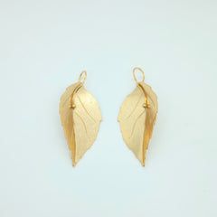 Aretes Hoja Gancho Textura Dorado - Bambú Rosa Joyas y Accesorios