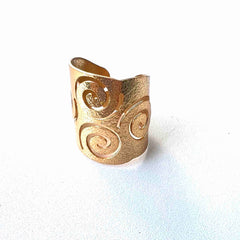 Anillo Argolla Dorado Espiral - Bambú Rosa Joyas y Accesorios