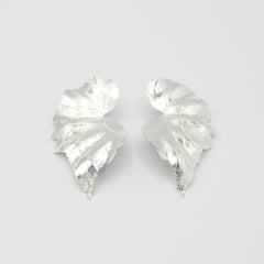 Aretes Maxi Topos Abanico Media Hoja Plateada