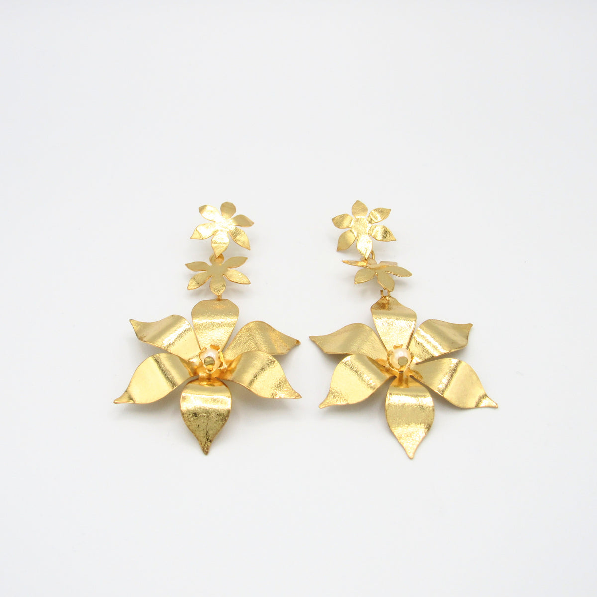 Aretes Perla Primavera Flor Dorado - Bambú Rosa Joyas y Accesorios 