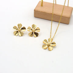 Set Collar Y Aretes Mini Flor Esencial Dorado