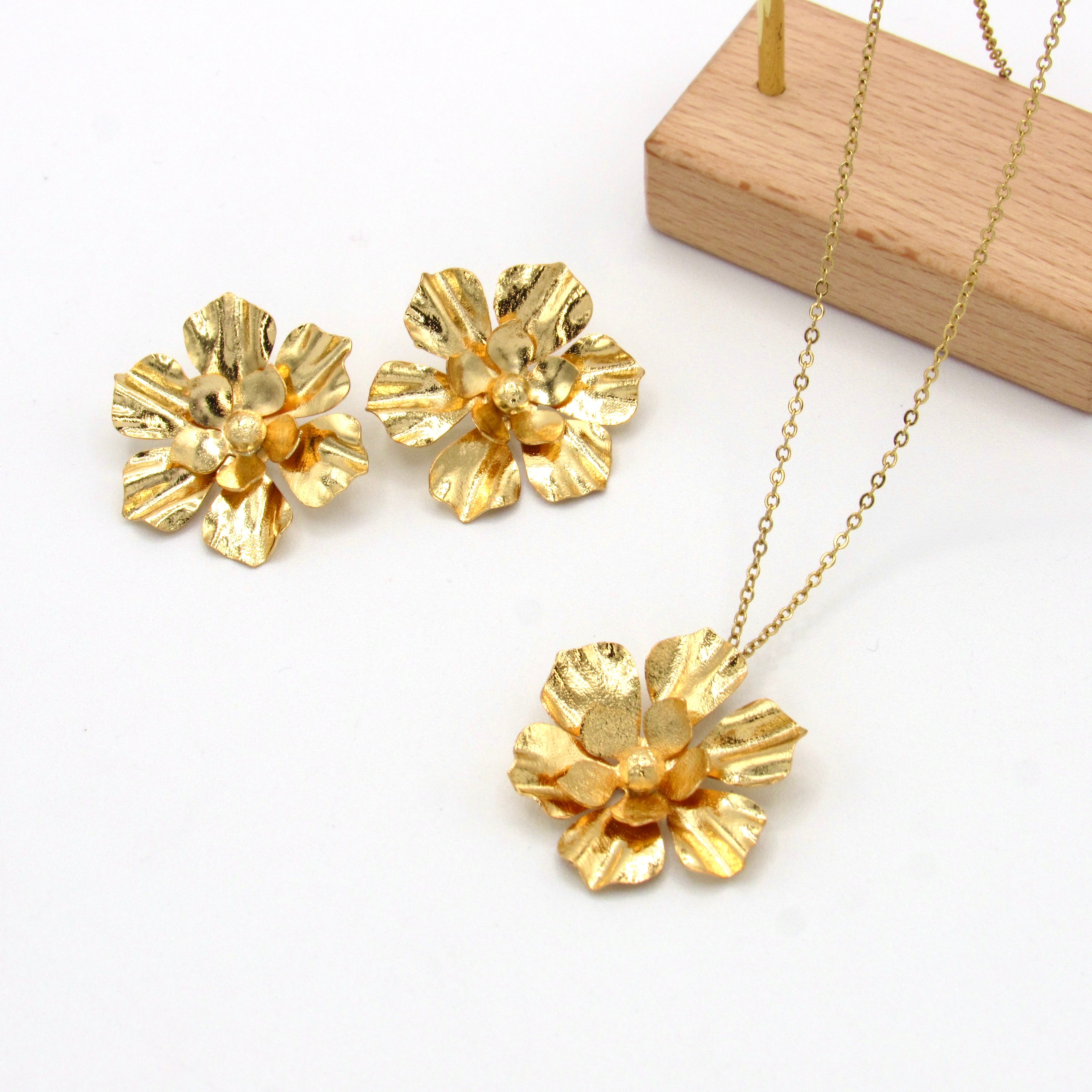 Set Collar y Aretes Flores Esencial Dorado