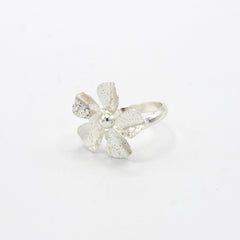 Anillo Mini Flor Esencial Plateado