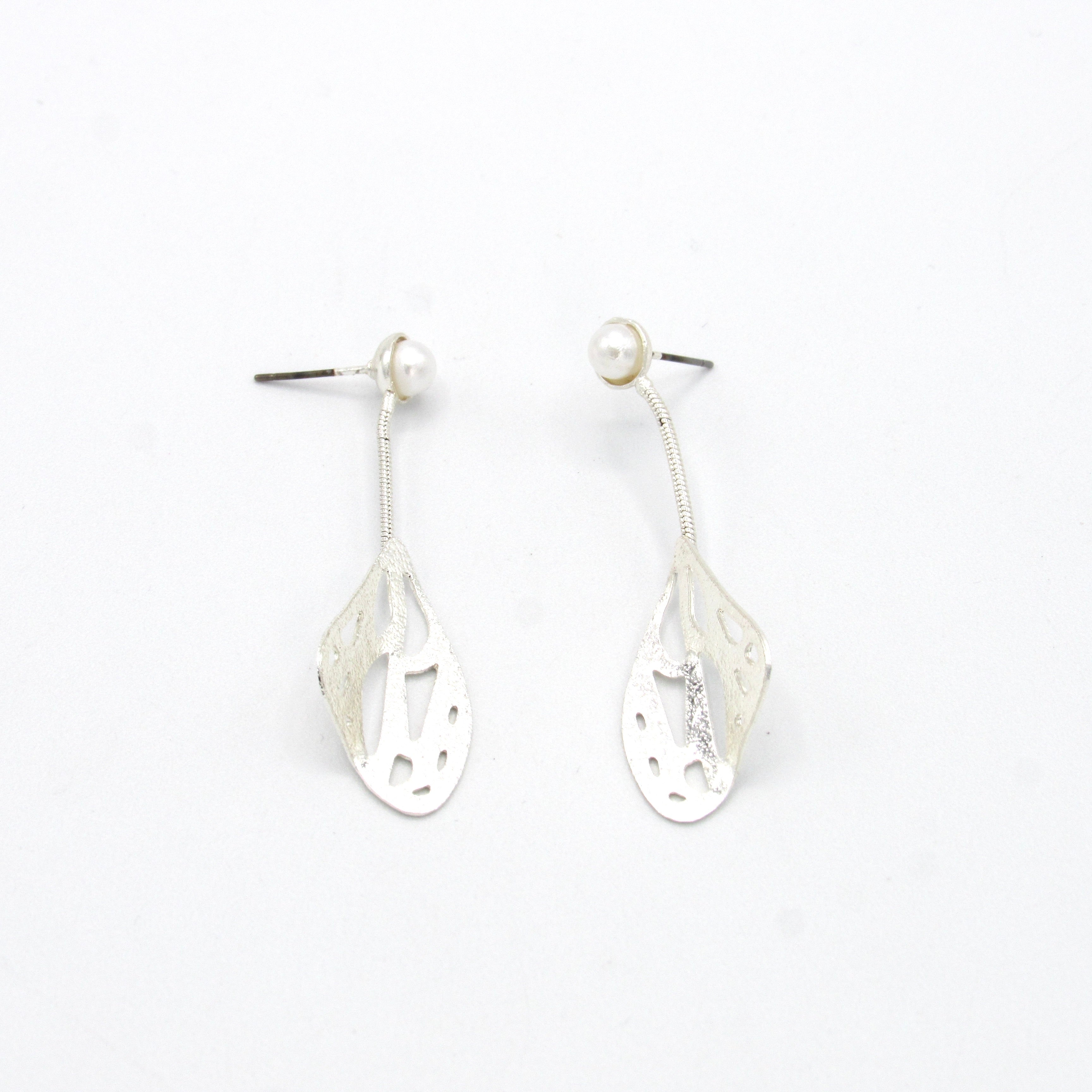 Aretes Alas Perla Esencial Plateados