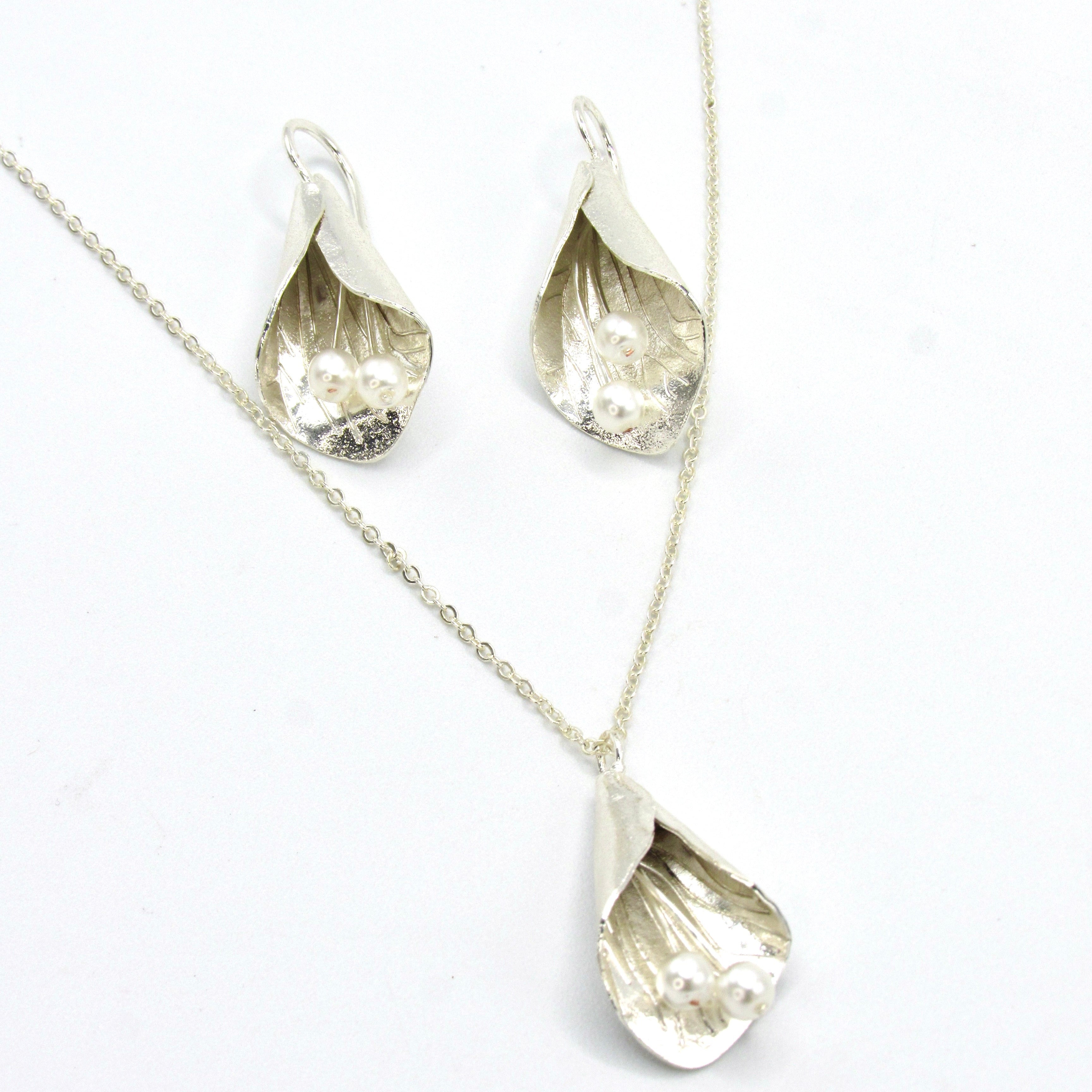 Set Collar Y Aretes Flor Cayena Pistilos Perlas Plateado
