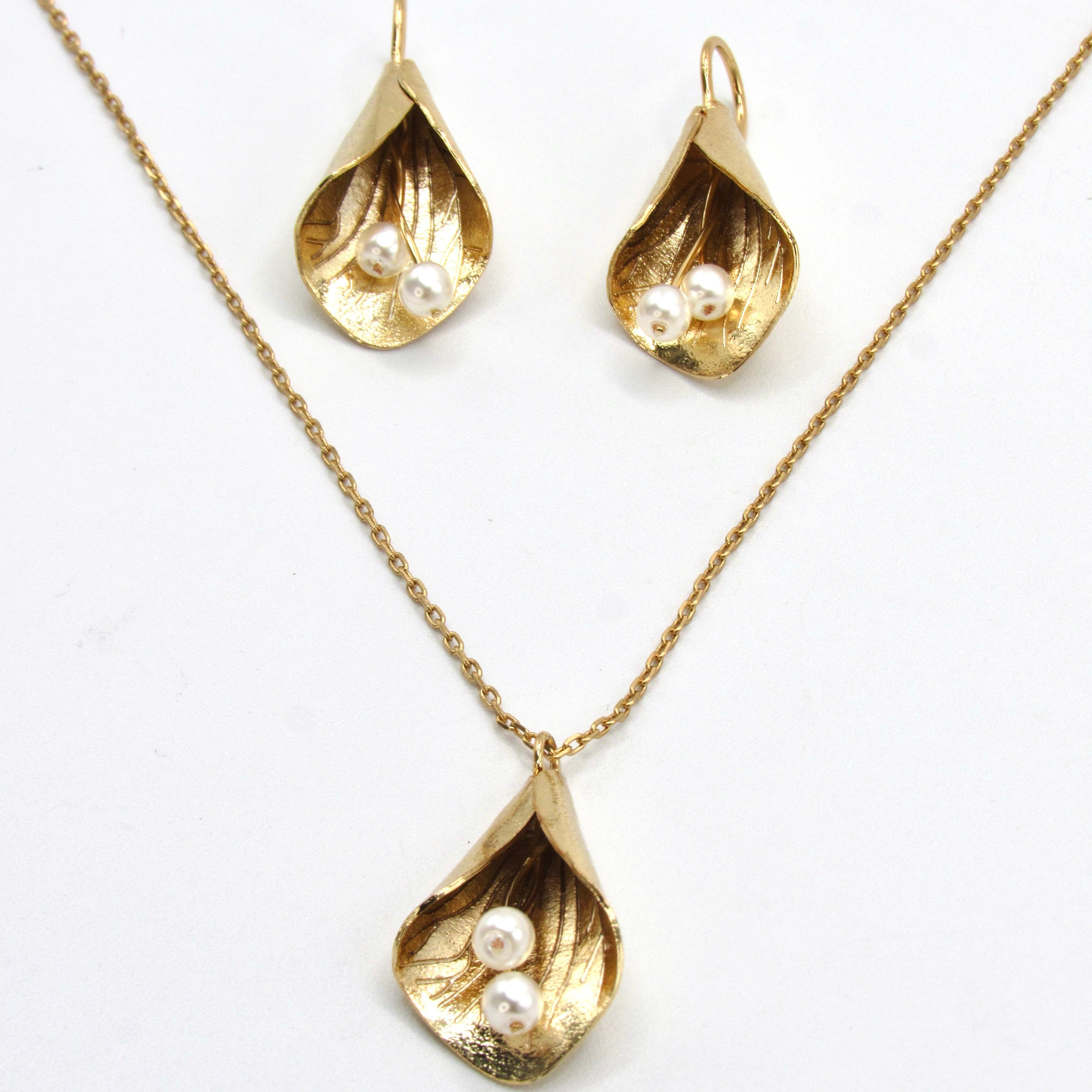 Set Collar Y Aretes Flor Cayena Pistilos Perlas Dorado