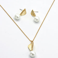 Set Collar Y Aretes Hoja Perla Dorado - Bambú Rosa Joyas y Accesorios 