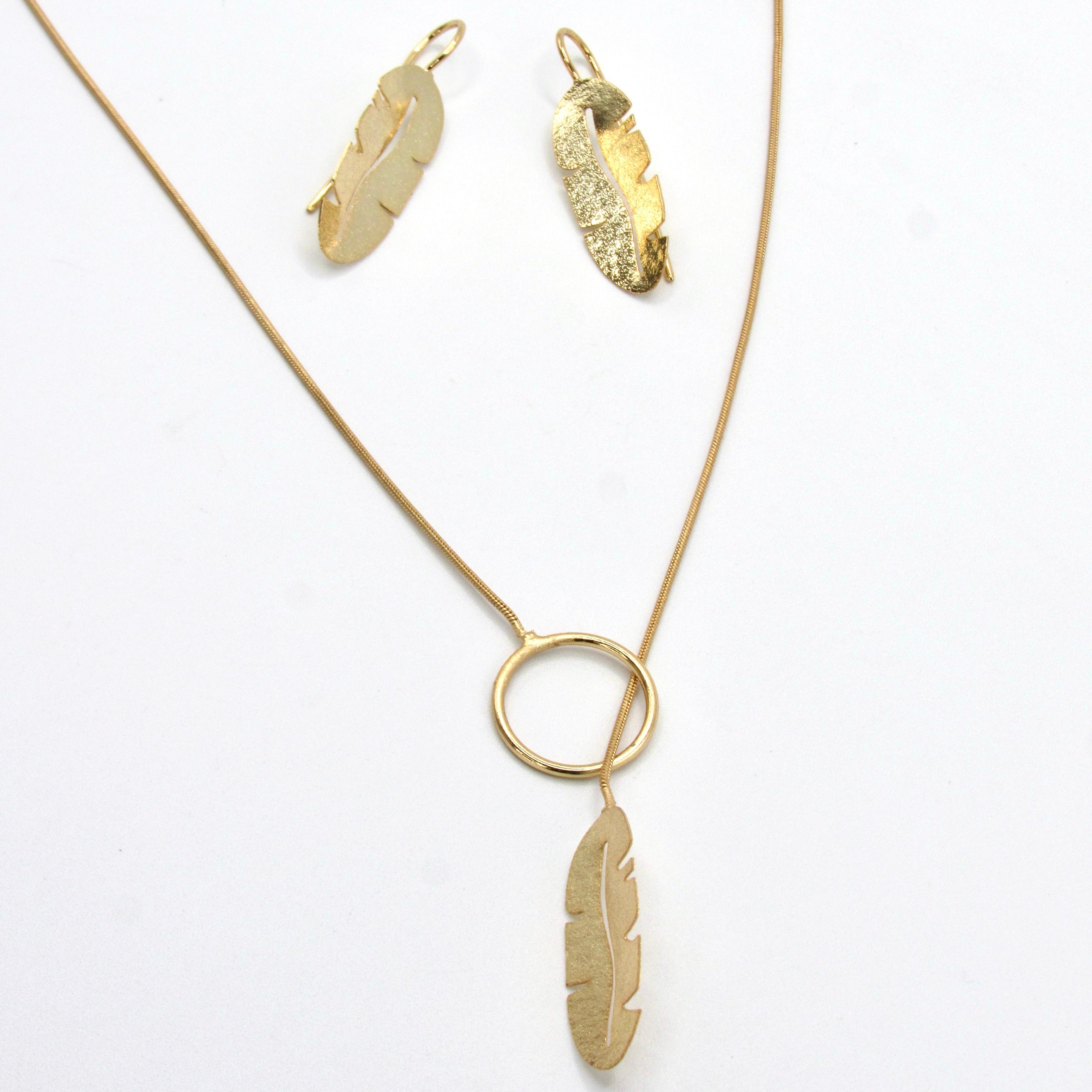Set Collar Corbatin Y Aretes Gancho Hoja De Platano Dorado