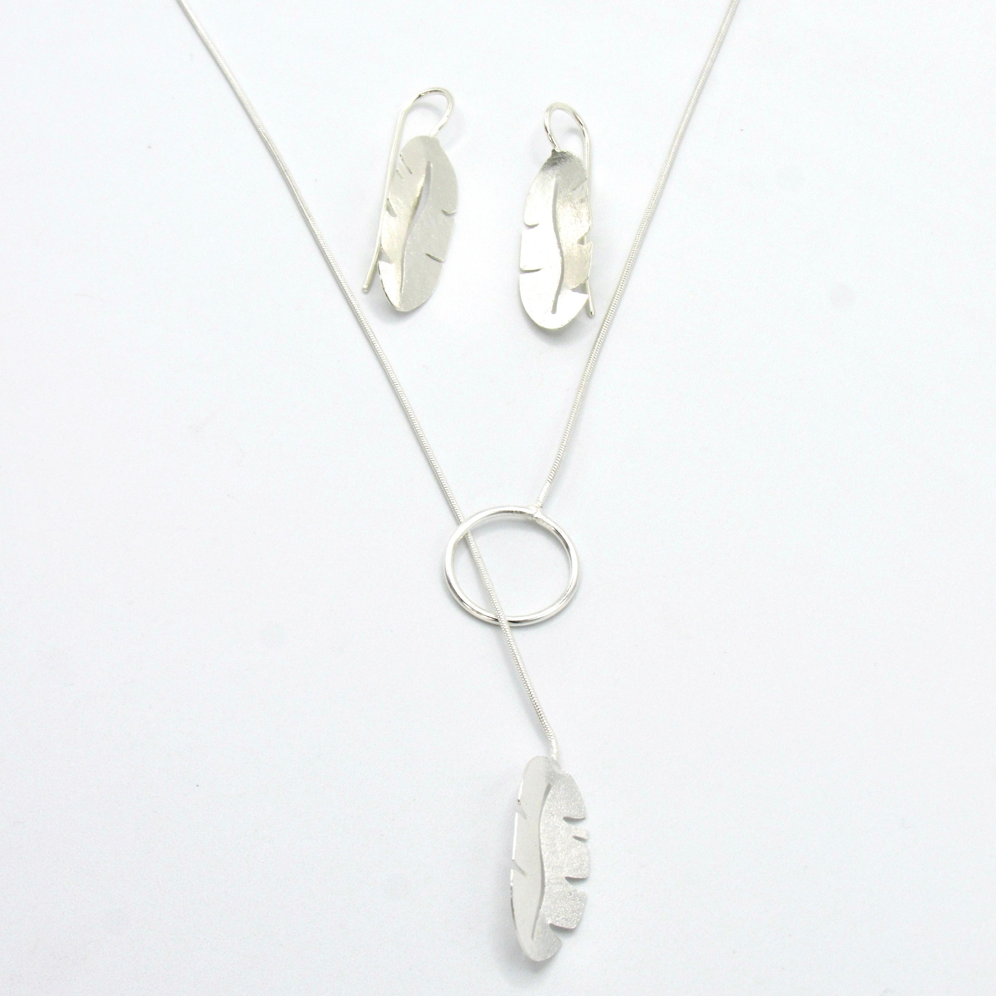Set Collar Corbatin Y Aretes Gancho Hoja De Platano Plateado