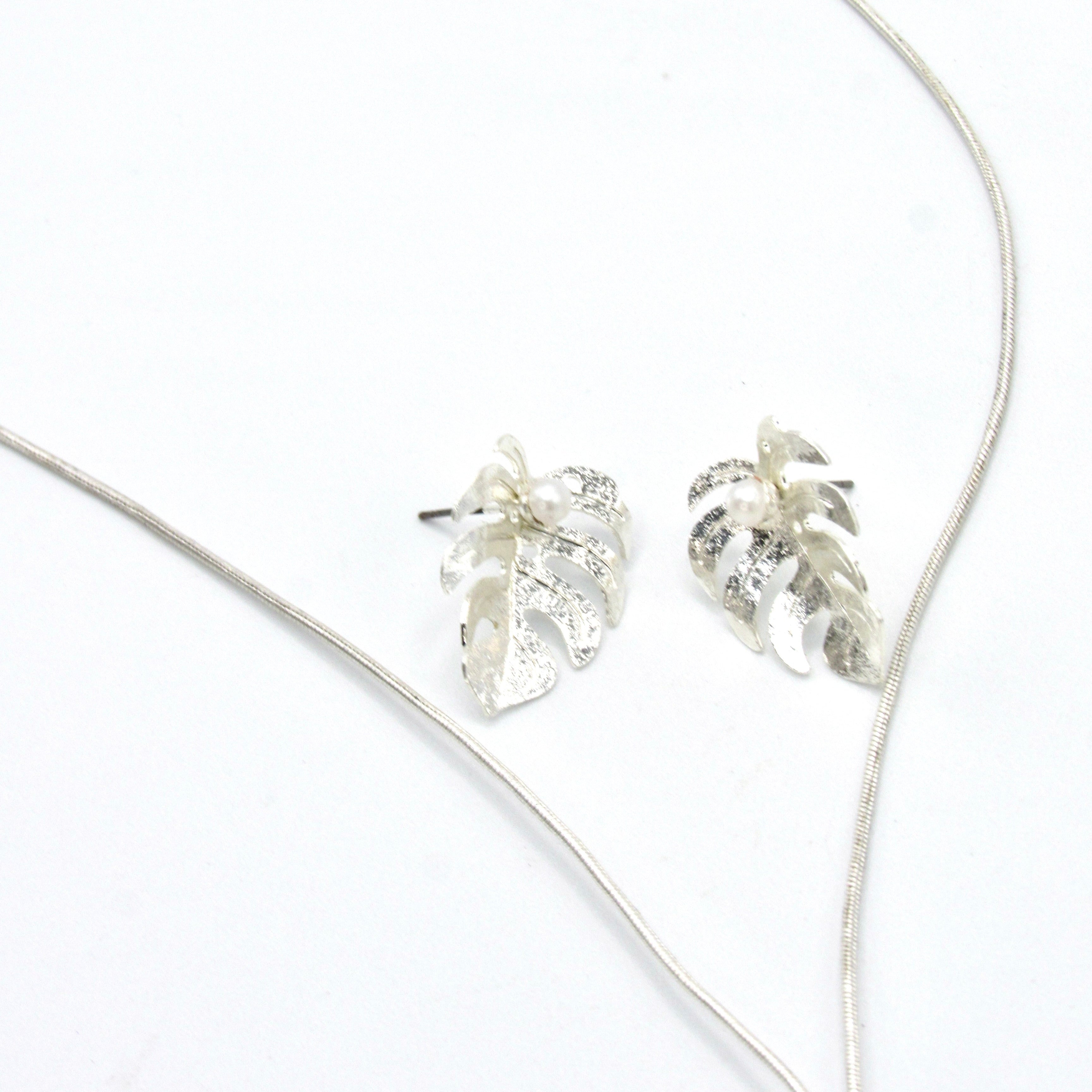 Set Collar Corbatin Y Aretes  Hoja Balazo Perla Plateado