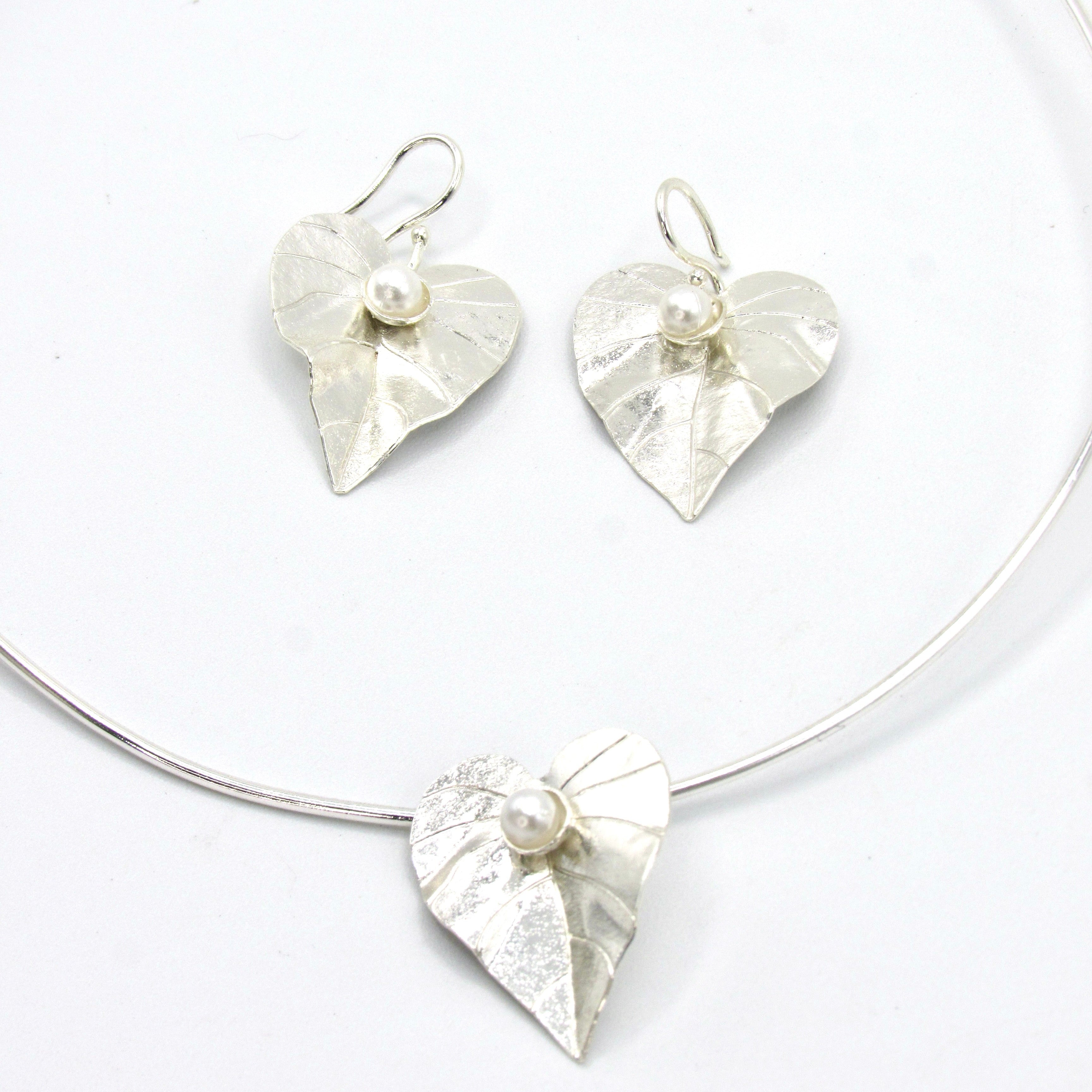 Set Collar Aro Y Aretes Ganchos Hoja Anturio Perla Plateado