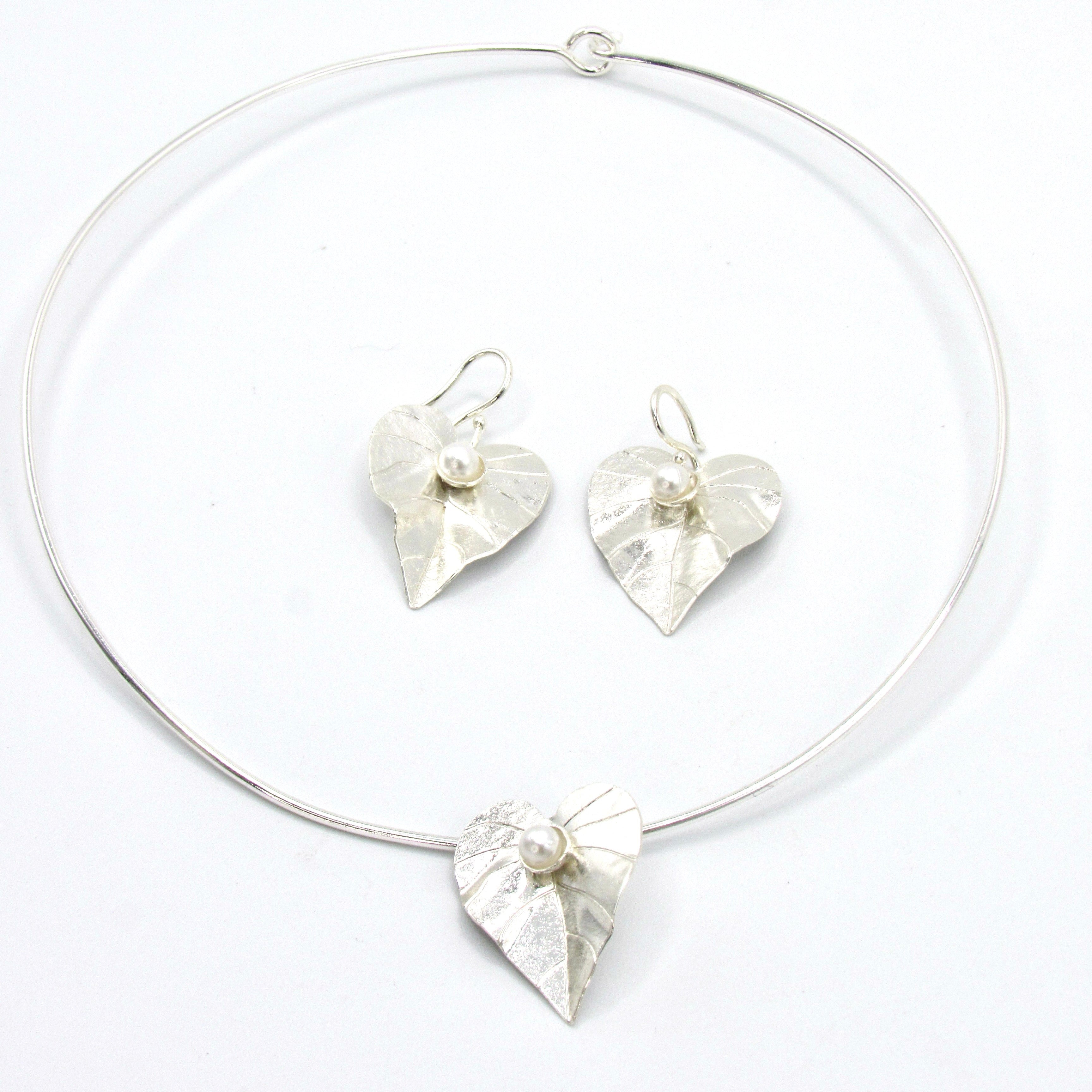 Set Collar Aro Y Aretes Ganchos Hoja Anturio Perla Plateado