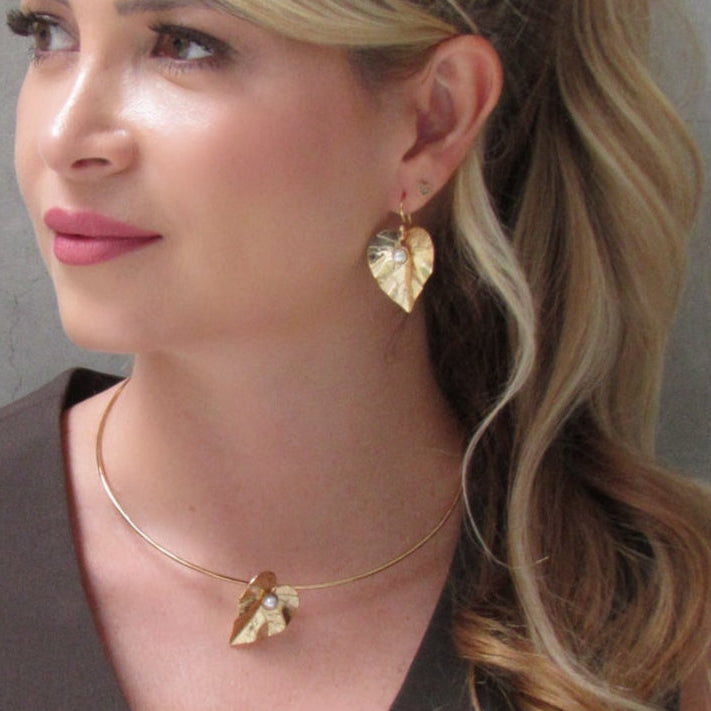 Aretes Gancho Flor Anturio Perla Dorado