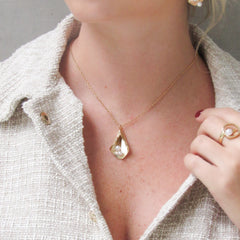 Collar Flor Cayena Pistilos Perlas Dorados