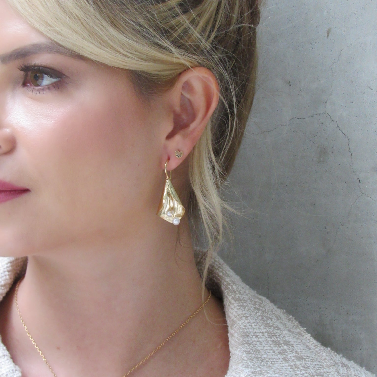 Set Collar Y Aretes Flor Cayena Pistilos Perlas Dorado