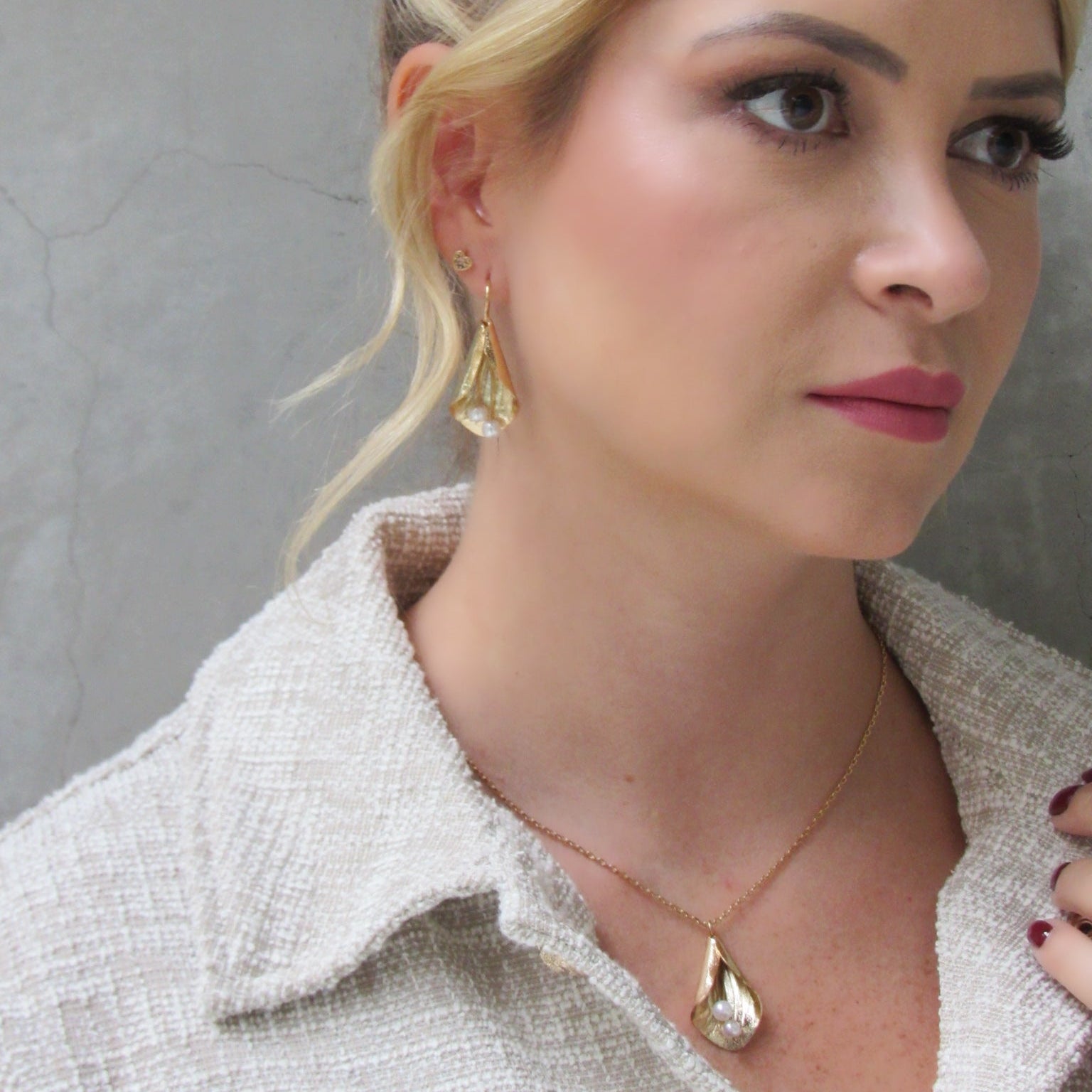 Set Collar Y Aretes Flor Cayena Pistilos Perlas Dorado