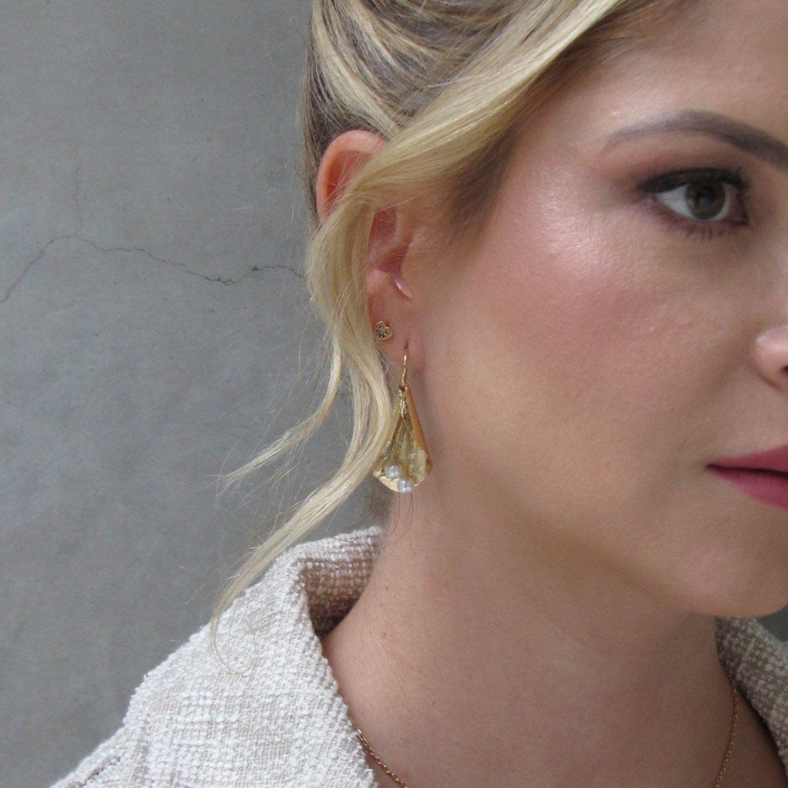 Aretes Gancho Flor Cayena Pistilos Perlas Dorados