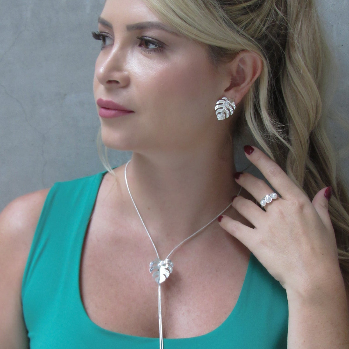 Set Collar Corbatin Y Aretes  Hoja Balazo Perla Plateado
