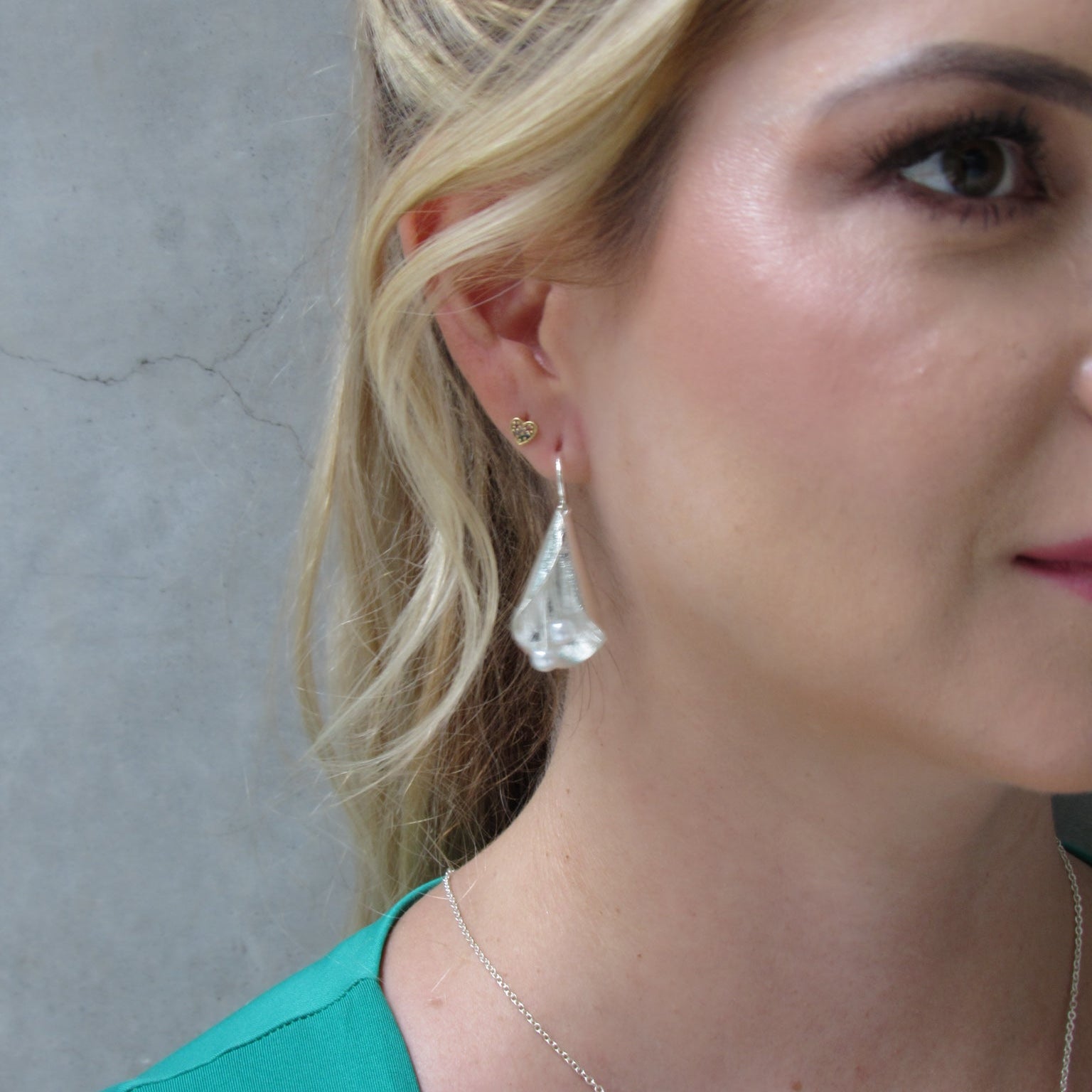 Set Collar Y Aretes Flor Cayena Pistilos Perlas Plateado