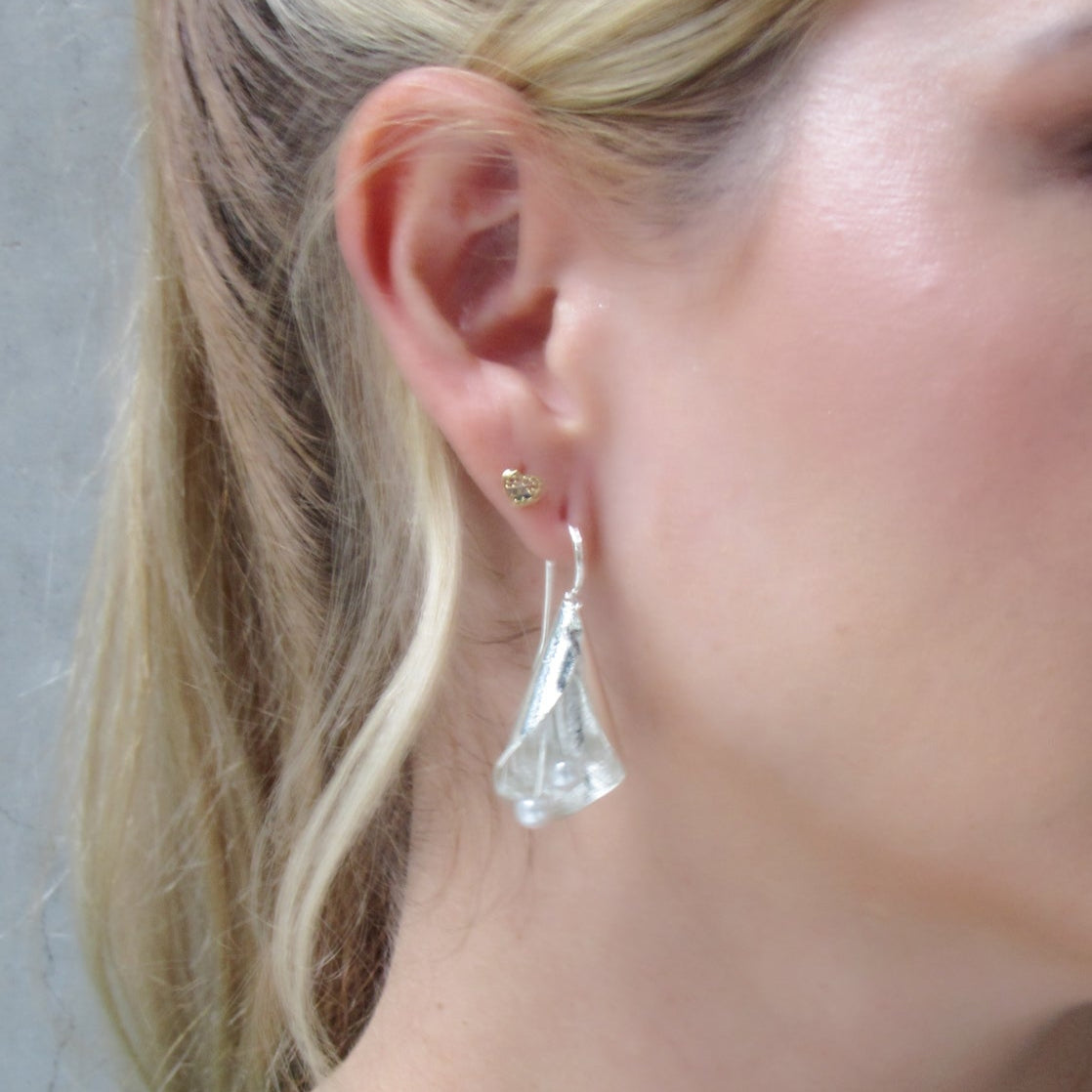 Aretes Gancho Flor Cayena Pistilos Perlas Plateados