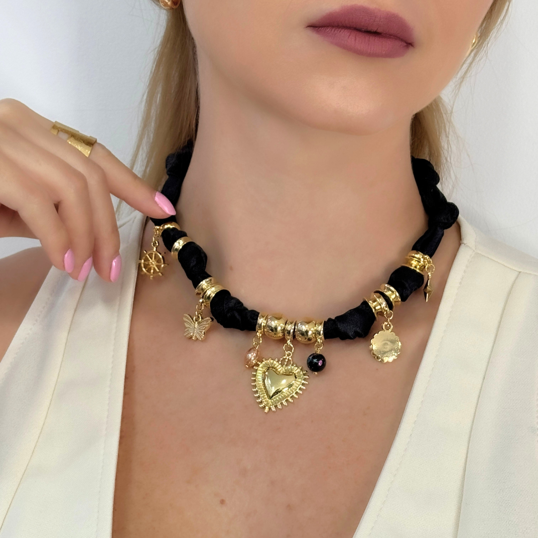 Collar Corbatin Satin Negra con Dijes y Piedras