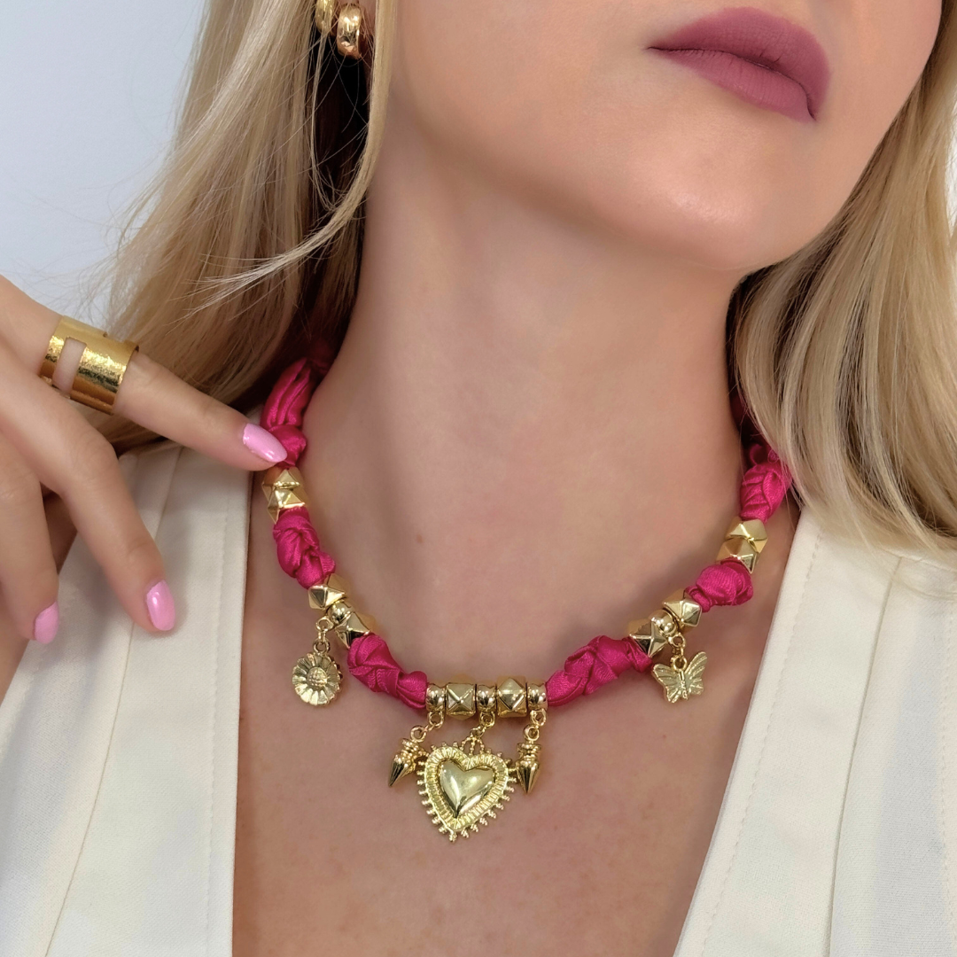Collar Corbatin Satin Fucsia con Dijes y Piedras