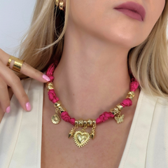 Collar Corbatin Satin Fucsia con Dijes y Piedras