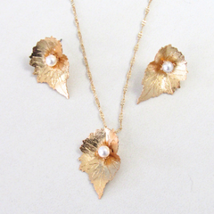 Set Collar y Aretes Media Hoja y perlas Dorado